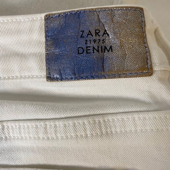 ZARA | Mid-rise Jeans with Asymmetric Hem - Picture 2 of 6